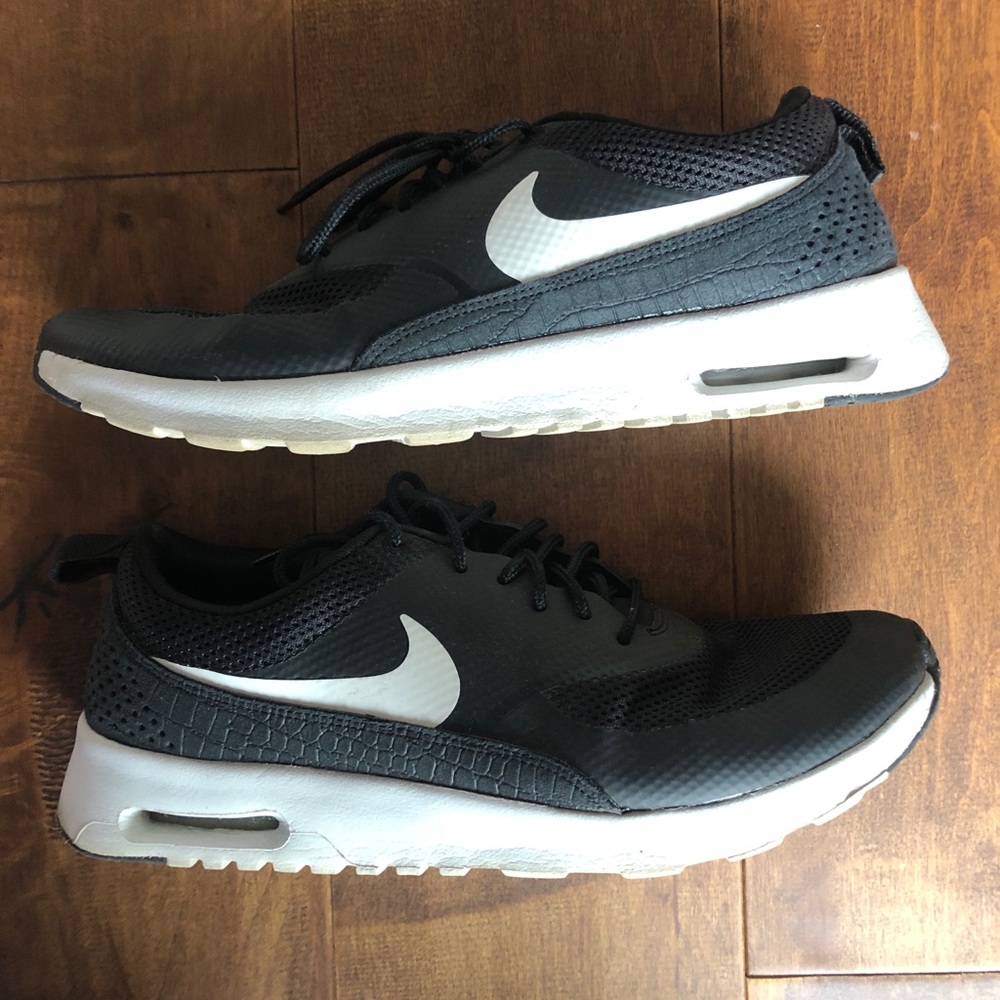 Black Nike Tennis Shoes